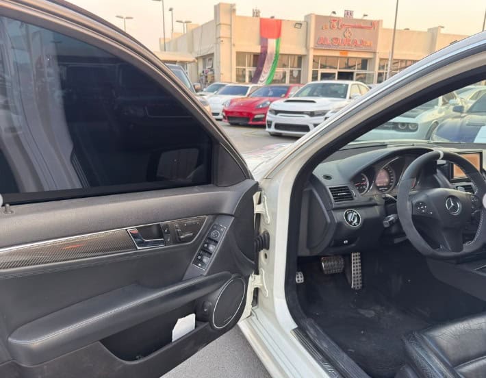 2010 Mercedes-Benz C 63 AMG 6.2L AMG V8 Gul Carbon Fiber White Black