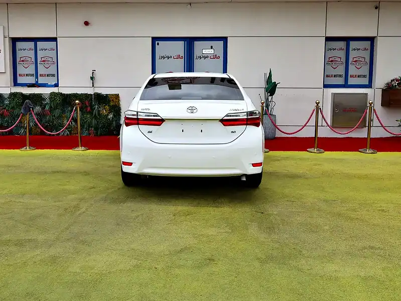 2018 Toyota Corolla XLI 4 Cylinders Engine Petrol White Beige Sedan