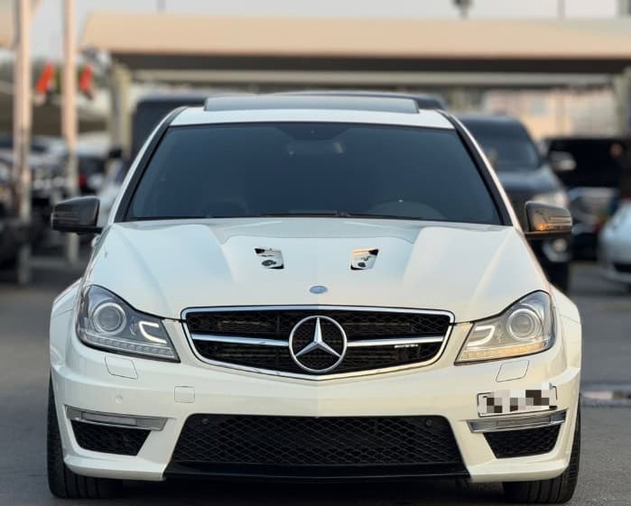 2010 Mercedes-Benz C 63 AMG 6.2L AMG V8 Gul Carbon Fiber White Black