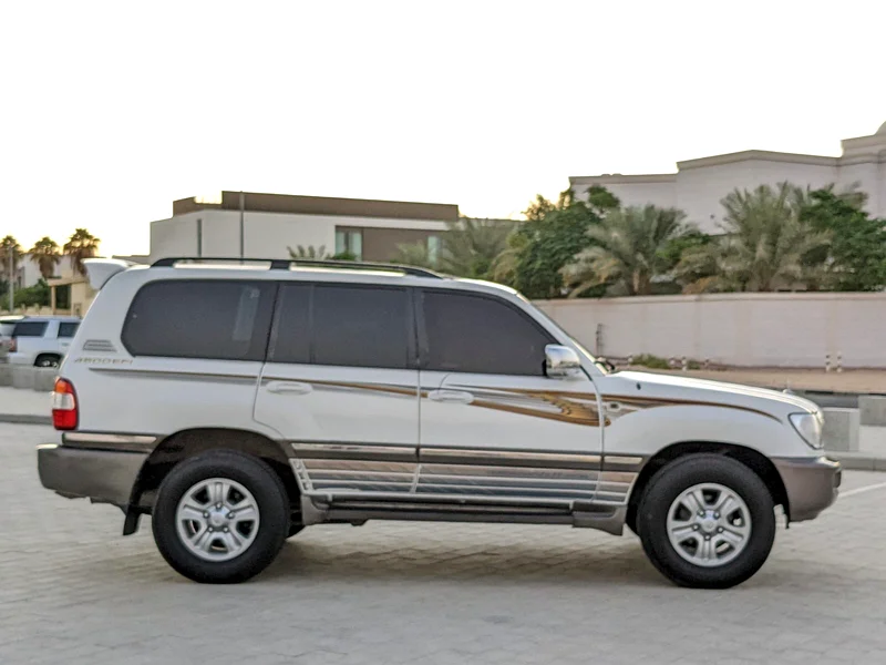 2004 Toyota Land Cruiser VXR V8 FULL OPTION White Beige SUV GCC Specs