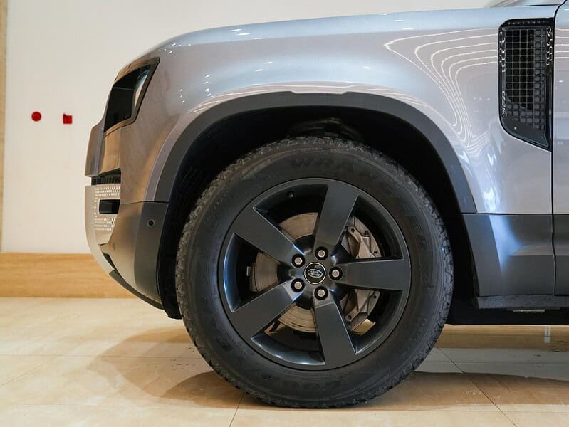 2022 Land Rover Defender HSE 3.0L turbocharged V6 Grey Tan SUV