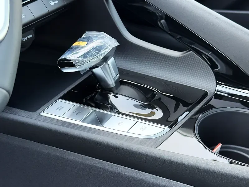 2025 Hyundai Elantra Other 1.5 litres 4 Cylinder Engine White Grey Sedan AT