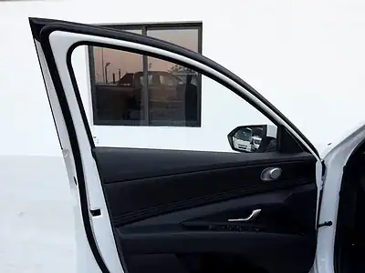 2025 Hyundai Elantra Other 1.5 litres 4 Cylinder Engine White Grey Sedan AT