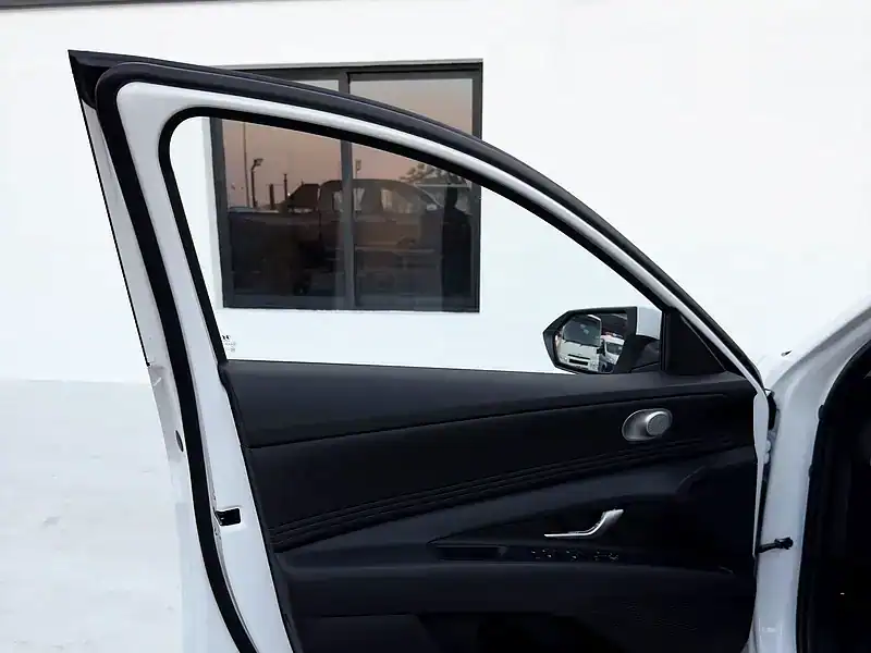 2025 Hyundai Elantra Other 1.5 litres 4 Cylinder Engine White Grey Sedan AT