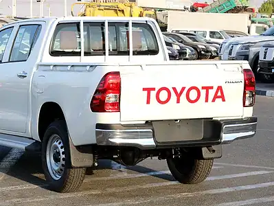 2025 Toyota Hilux Double Cab 2.7 litres 4 Cylinders Engine Petrol White Red