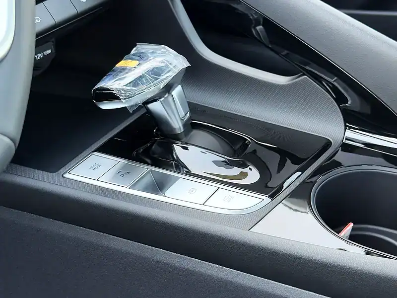 2025 Hyundai Elantra Other 1.5 litres 4 Cylinder Engine Black Grey Sedan AT