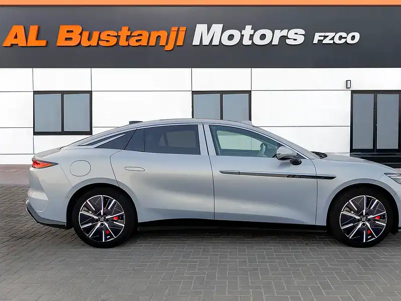 2025 BYD HAN Flagship Edition Electric 650+ KM Silver White Sedan