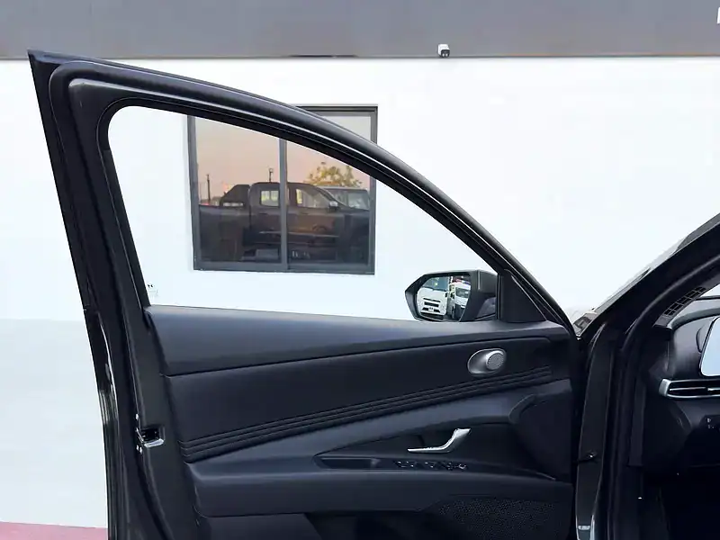 2025 Hyundai Elantra Other 1.5 litres 4 Cylinder Engine Black Grey Sedan AT