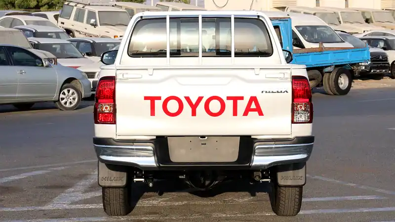 2025 Toyota Hilux Double Cab 2.7 litres 4 Cylinders Engine Petrol White Red