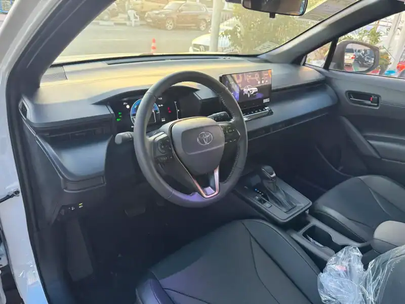 2025 Toyota Corolla Cross Hybrid 4 Cylinders Engine White Black Crossover