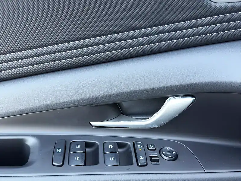 2025 Hyundai Elantra Other 1.5 litres 4 Cylinder Engine Black Grey Sedan AT