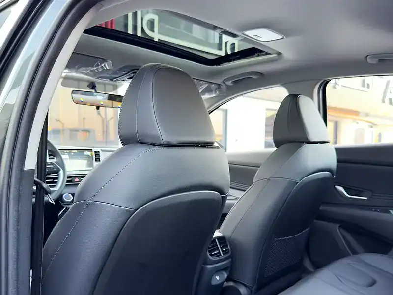 2025 Hyundai Elantra Other 1.5 litres 4 Cylinder Engine White Grey Sedan AT