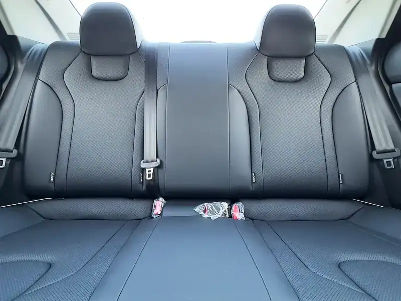 2025 Hyundai Elantra Other 1.5 litres 4 Cylinder Engine White Grey Sedan AT