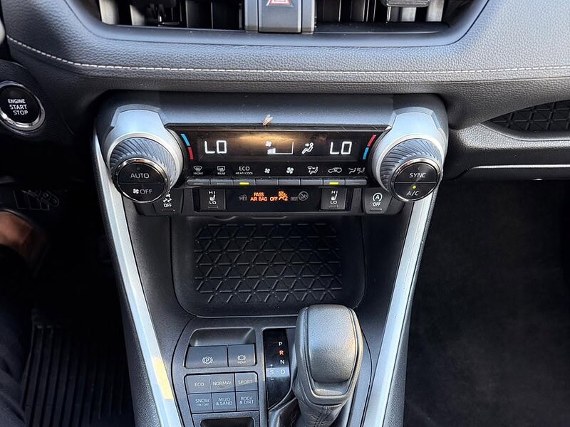 2024 TOYOTA RAV 4 XLE AWD 2.5 litre V4 Cylinder Engine Silver Black SUV