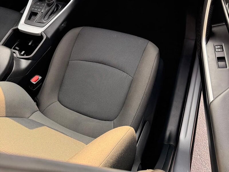 2024 TOYOTA RAV 4 LE AWD 2.5 litres V4 Cylinder Engine Silver Black SUV