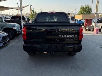 2018 Toyota Tundra 5.7 litres 8 Cylinders Engine Black Beige AWD