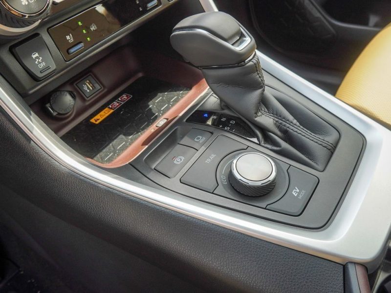 2025 Toyota RAV4 2.5L 4 Cylinder Engine HEV AWD Silver Beige Crossover GCC Specs