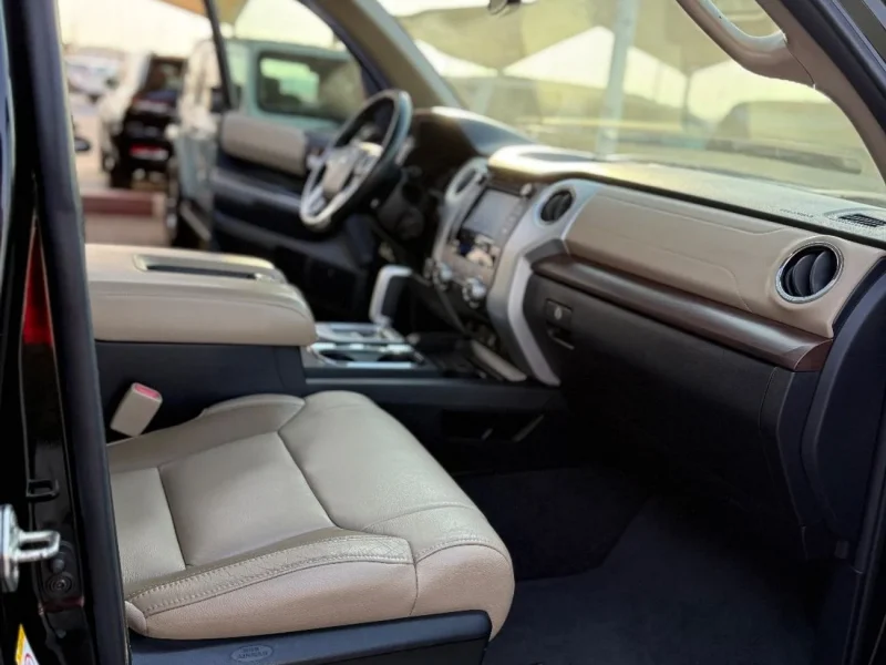 2018 Toyota Tundra 5.7 litres 8 Cylinders Engine Black Beige AWD