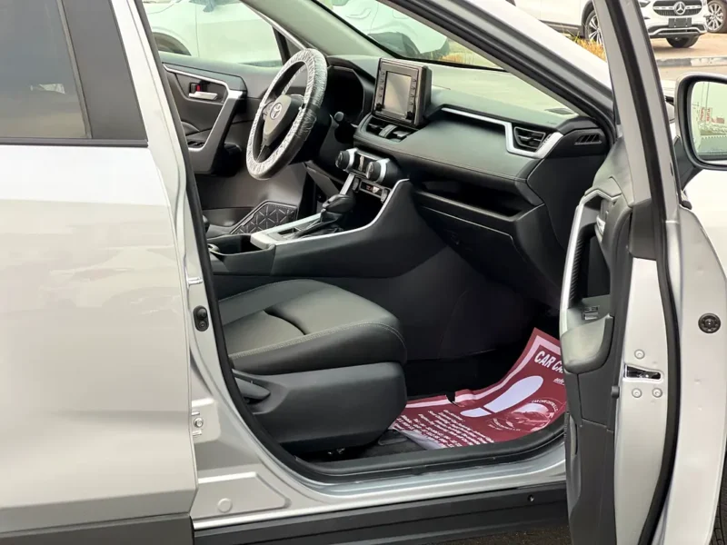 2022 Toyota Rav 4 XLE 4 Cylinders Engine Petrol Silver Black SUV Full Option