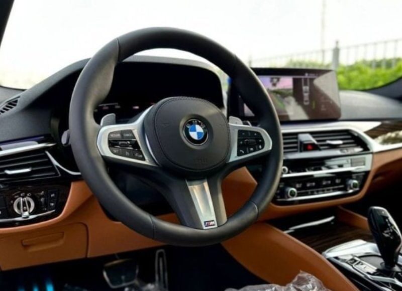 2024 BMW BMW B5 4.4L Twin-Turbocharged V8 Grey Brown Sedan