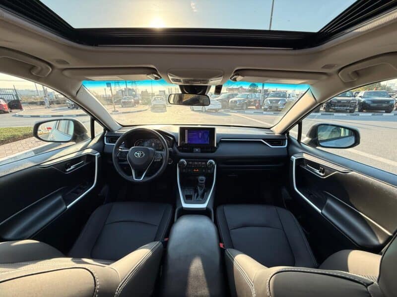 2024 TOYOTA RAV 4 XLE AWD 2.5 litre V4 Cylinder Engine Silver Black SUV