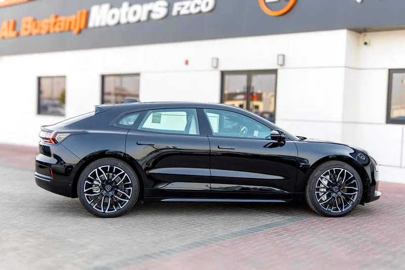 2024 Zeekr 001 Flagship AWD Black White SUV Electric Car 550 - 650 KM GCC Specs