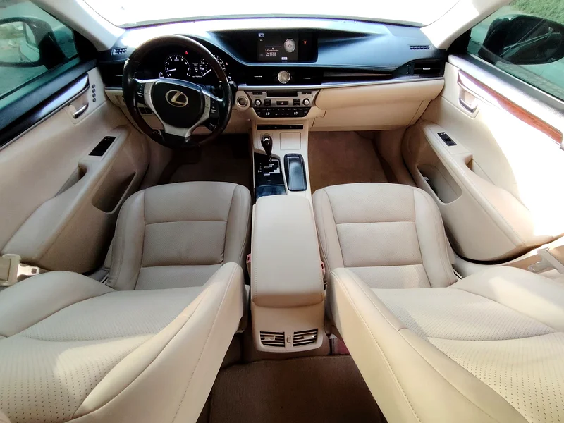 2013 Lexus ES-Series Exclusive 6 Cylinders Engine Black beige Sedan