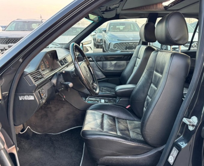 1995 Mercedes-Benz E500 5.0 liters V8 Cylinder Engine Black Sedan RWD