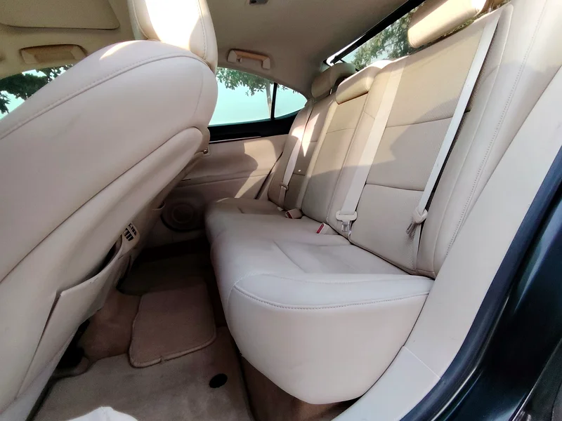 2013 Lexus ES-Series Exclusive 6 Cylinders Engine Black beige Sedan