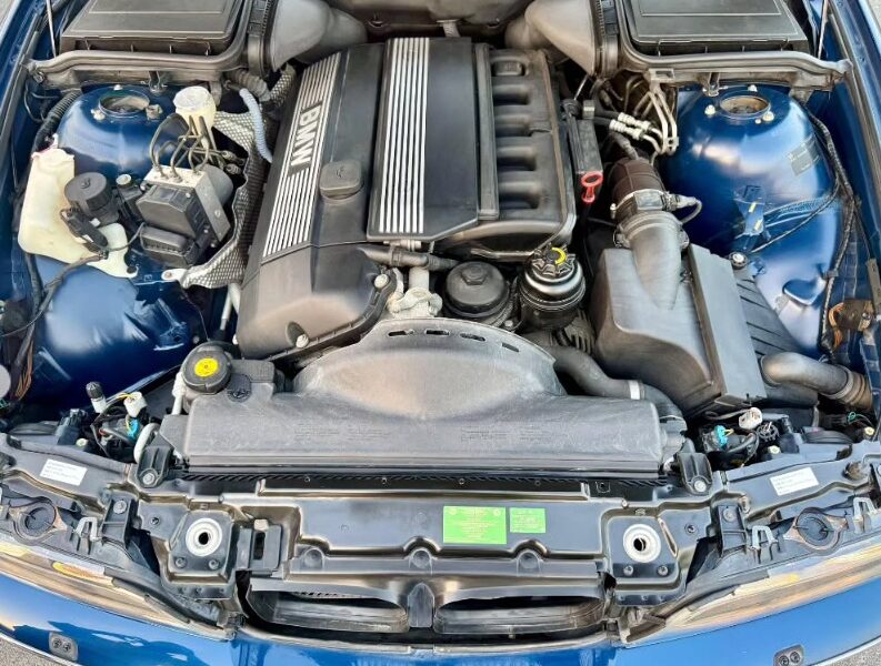 2000 BMW 528i 2.8 litres Inline 6 Cylinder Engine Blue Silver Sedan RWD