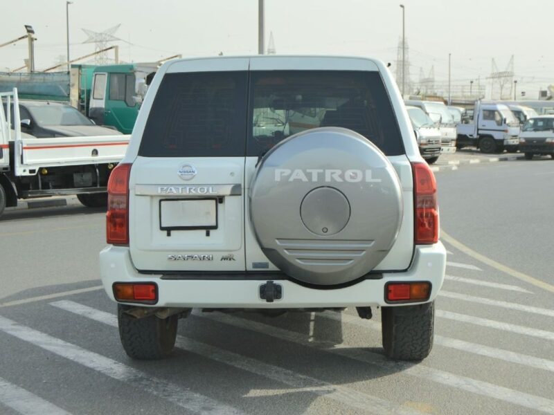 2022 Nissan Patrol Safari Safari SV 4.8L Liters 6 Cylinders Engine White Red SUV