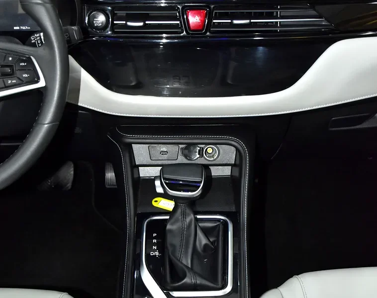 2023 JAC JS4 TURBO 4 Cylinders Engine White Beige Crossover GCC Specs