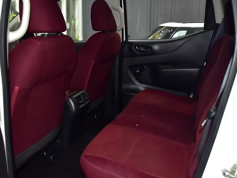 2019 Nissan Navara SE 4 Cylinders Engine White Red Pick Up Truck GCC Specs