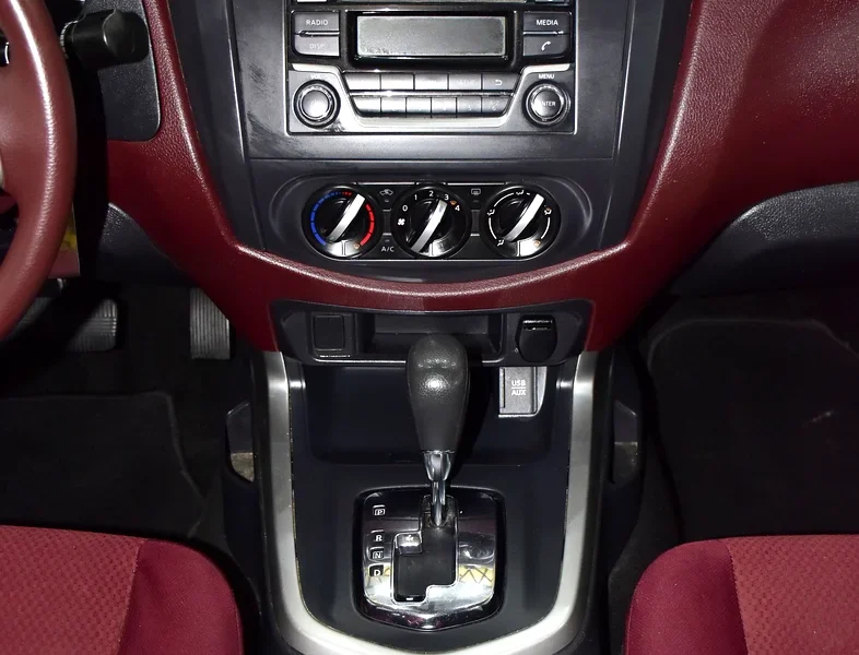 2019 Nissan Navara SE 4 Cylinders Engine White Red Pick Up Truck GCC Specs