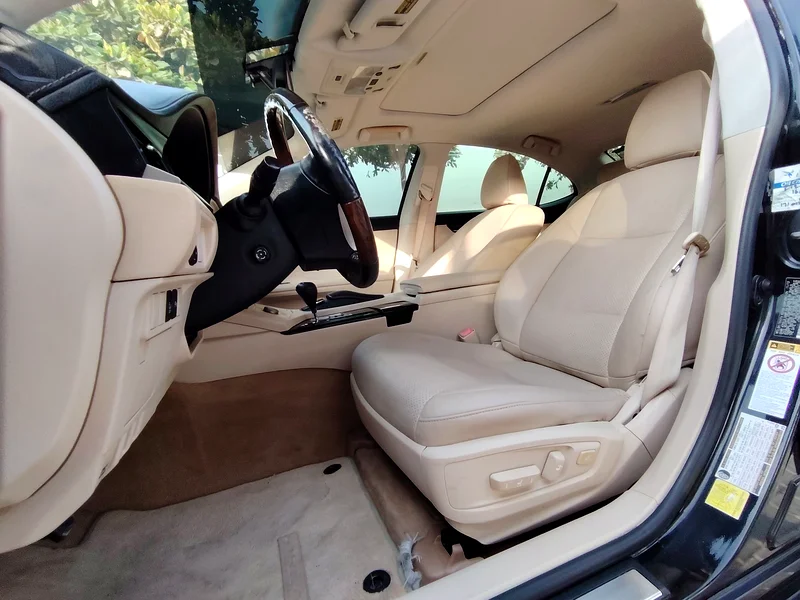 2013 Lexus ES-Series Exclusive 6 Cylinders Engine Black beige Sedan
