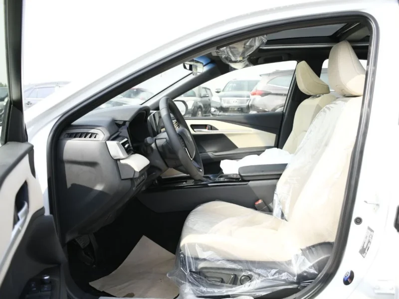 2025 Toyota Camry 2.5L 4 Cylinders Engine LE HEV White Beige Sedan FWD