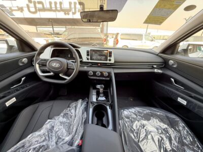 2025 Hyundai Elantra 1.5 Liters Inline 4-Cylinder Engine White Black Sedan