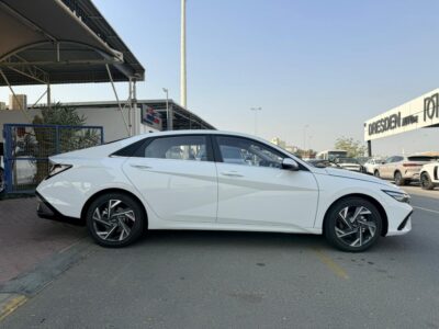 2025 Hyundai Elantra 1.5 Liters Inline 4-Cylinder Engine White Black Sedan