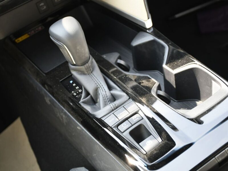 2025 Toyota Camry 2.5L 4 Cylinders Engine LE HEV White Beige Sedan FWD