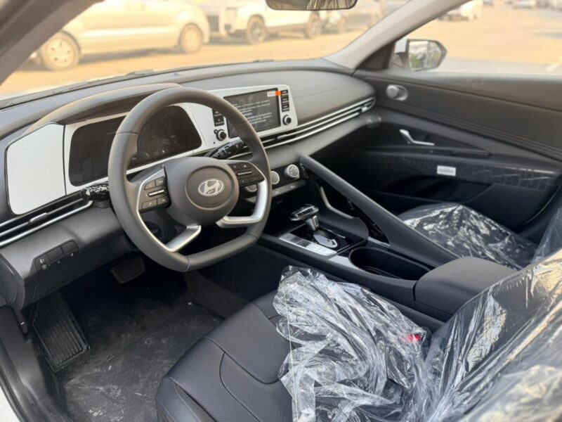 2025 Hyundai Elantra 1.5 Liters Inline 4-Cylinder Engine White Black Sedan
