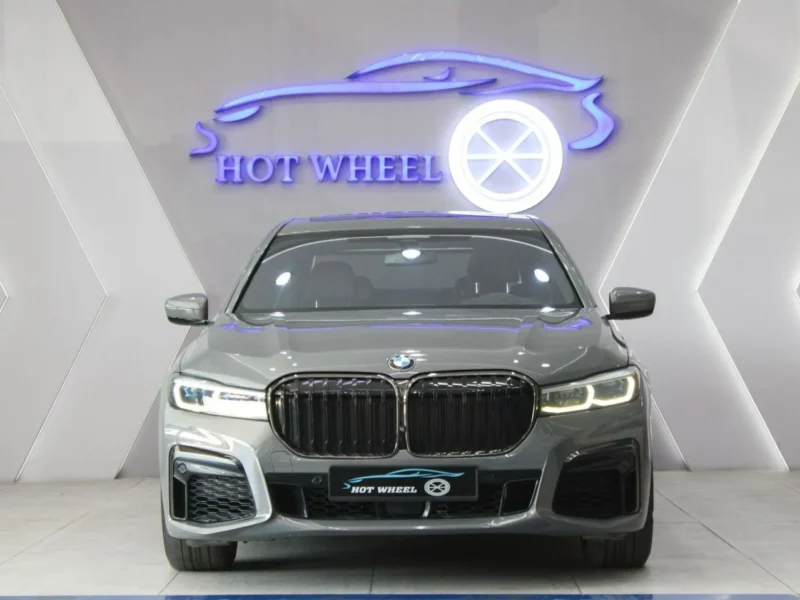 2022 BMW 750Li XDrive 4.4L Twin-Turbo V8 Engine GCC Specs Grey Brown SUV