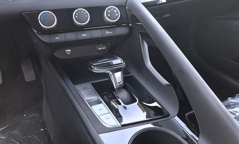 2025 Hyundai Elantra GLX Elite 4 Cylinders Engine White Black Sedan RWD