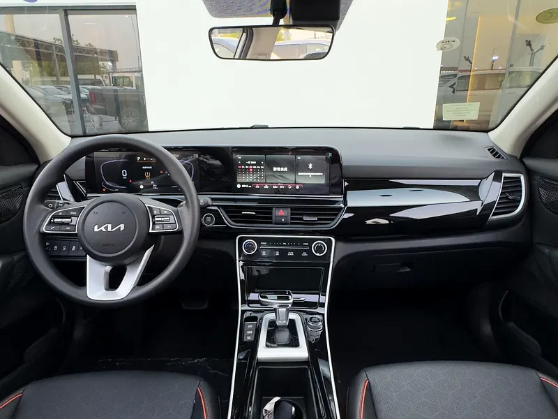 2025 Kia Seltos Luxury Edition 1.5 4 Cylinders Engine White Black Crossover