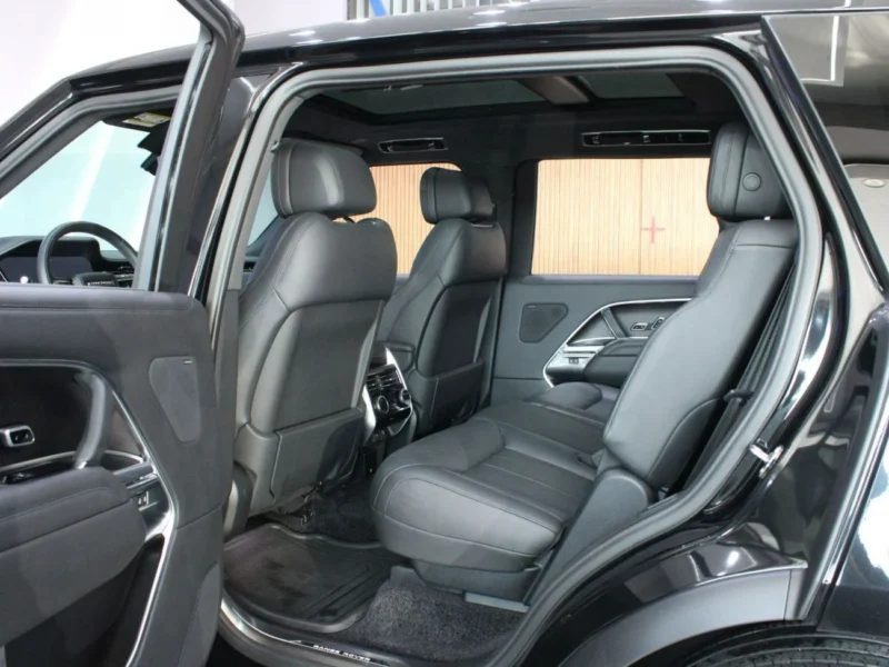 2025 Land Rover Range Rover Vogue SE 4.4L LiterTwin-Turbo V8 Engine Black SUV
