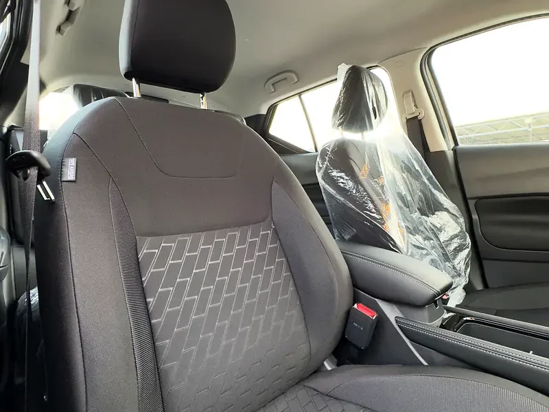 2025 Nissan Kicks Other 1.5L Liters 4 Cylinders Engine White Black Hatchback