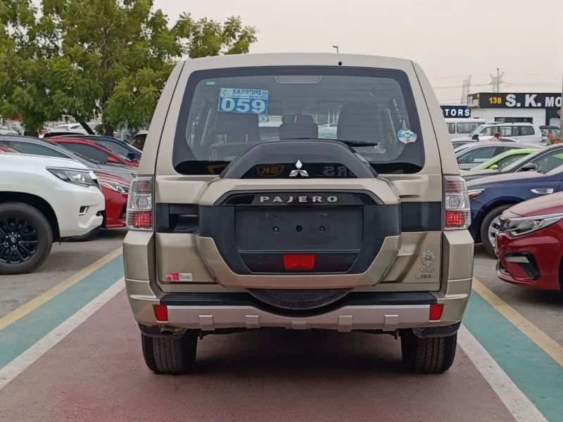 2018 Mitsubishi Pajero 3.5 Liter V6 PETROL AT Gold Beige SUV 4WD GCC Specs