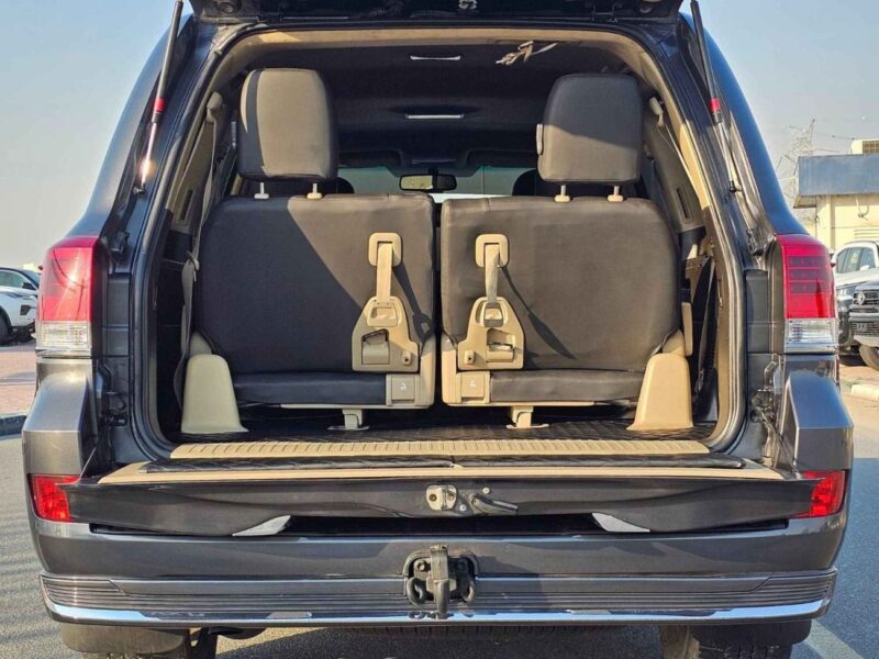 2010 TOYOTA LAND CRUISER VXR SUV 5.7L V8 PETROL Grey SUV 4WD GCC Specs