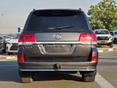 2010 TOYOTA LAND CRUISER VXR SUV 5.7L V8 PETROL Grey SUV 4WD GCC Specs