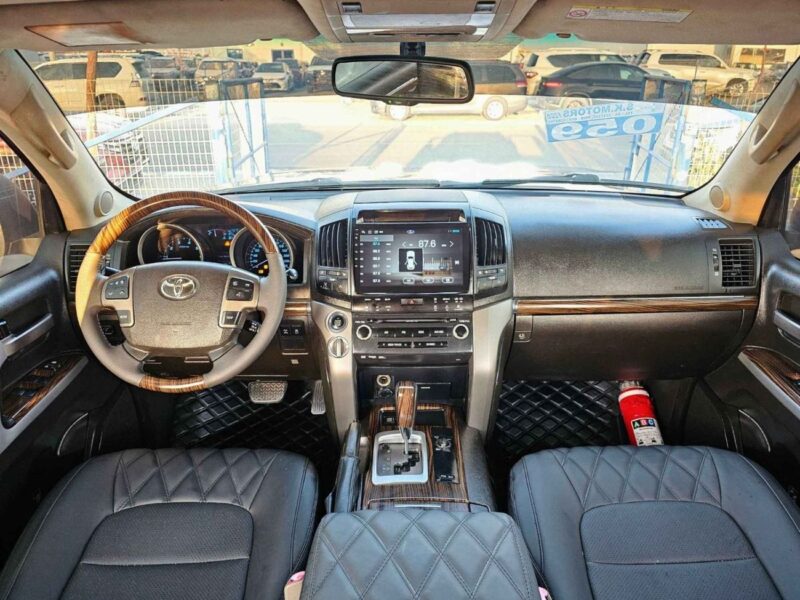 2010 TOYOTA LAND CRUISER VXR SUV 5.7L V8 PETROL Grey SUV 4WD GCC Specs