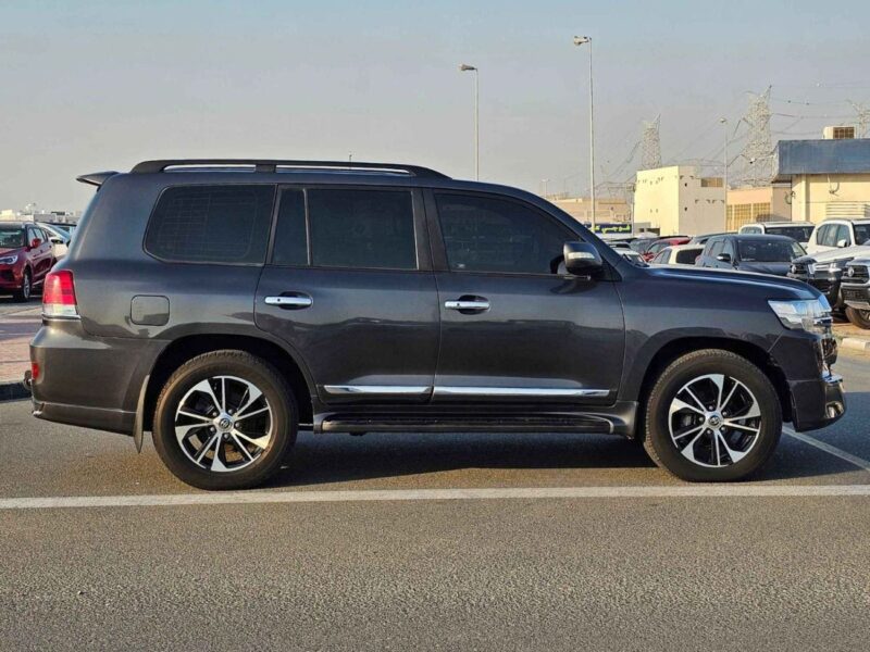 2010 TOYOTA LAND CRUISER VXR SUV 5.7L V8 PETROL Grey SUV 4WD GCC Specs